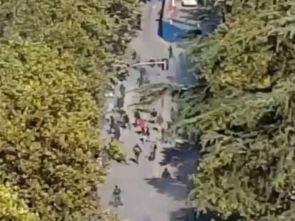 Los enfrentamientos entre aficionados a las puertas del estadio en Vallecas, vistos desde arriba.