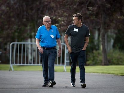 Rupert Murdoch, fundador de News Corp, y su hijo Lachlan Murdoch, presidente.