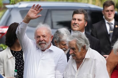 Lula da Silva junto a José Mujica, expresidente de Uruguay, durante una visita a Montevideo, el 25 de enero.