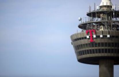 Logotipo de Deutsche Telekom en la torre de comunicaciones de Colonia.