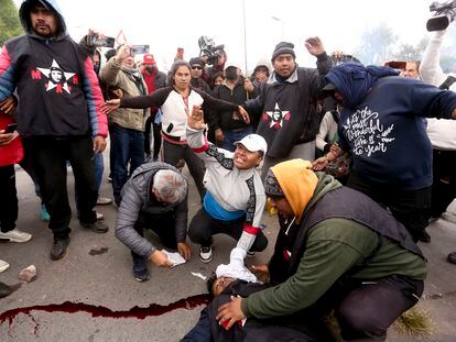 Manifestantes asisten a un compañero herido en los enfrentamientos entre policías y opositores a la reforma de la Constitución provincial en San Salvador de Jujuy este martes.