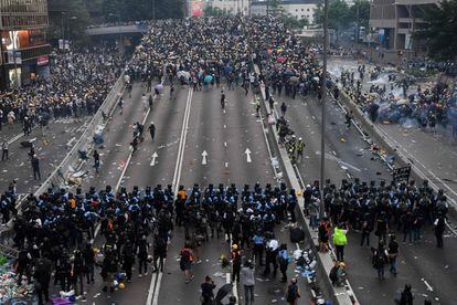 Miles de manifestantes en las calles de Hong Kong protestan la ley de extradición.