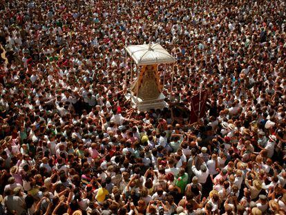 Una multitud de peregrinos acompaña a la Virgen del Rocio durante la procesión.