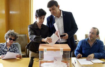 El candidato Carlos Andradas votando.