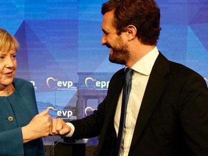 El presidente del Partido Popular, Pablo Casado, y la canciller alemana, Angela Merkel, el jueves en un encuentro de líderes europeos del PPE en Berlín.