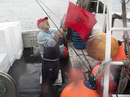 Un marinero iza la bandera marroqu&iacute; en el pesquero &#039;Fontanilla&#039;.