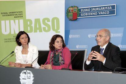 De derecha a izquierda, Juan Andrés Legarreta, director de Unibasq, junto a la consejera Cristina Uriarte y la viceconsejera Itzoar Alkorta.