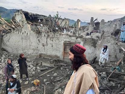 Cientos de personas han muerto este miércoles en un terremoto de magnitud 6,1 en Afganistán. En la imagen, varios ciudadanos evacuaban a un herido por el terremoto en la provincia de Paktika, en el este del país centroasiático.