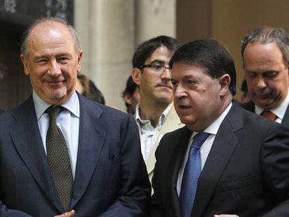 El presidente de Bankia, Rodrigo Rato (izquierda), junto al vicepresidente, José Luis Olivas, tras dar el toque de campana en el inicio de la negociación en Bolsa de las acciones del grupo, en Julio de 2011.