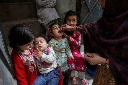 Una trabajadora pone la vacuna contra el polio a una niña en Pakistán, el 16 de marzo.