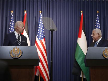 Joe Biden (izquierda) y Mahmud Abbas, este viernes en Belén.