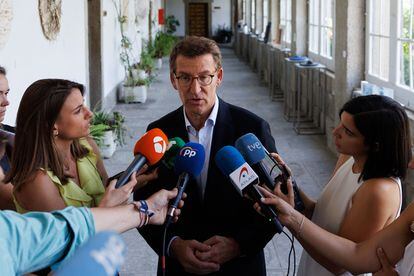 El presidente del PP, Alberto Núñez Feijóo, atiende este viernes a los medios de comunicación en los Cursos de Verano del PP en San Lorenzo de Escorial.