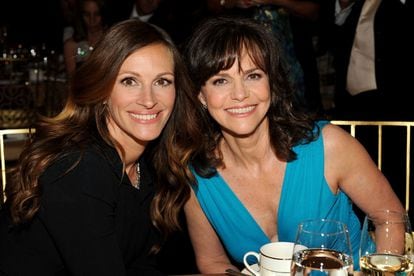 Julia Roberts posa con Sally Field en el mismo evento.