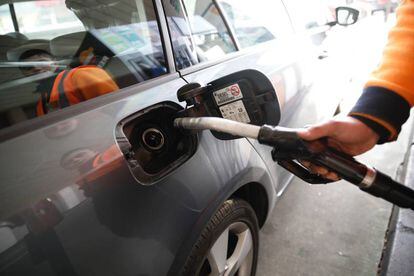 Un empleado de una gasolinera de Madrid.