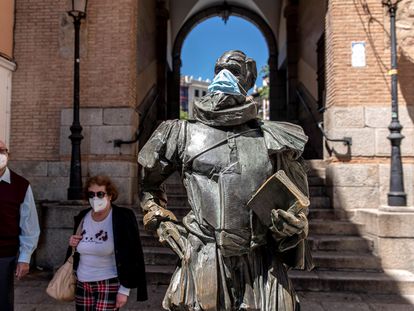 Vista de la estatua de Miguel de Cervantes con una mascarilla, este lunes en Toledo.