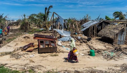 Una mujer camina junto a unas casas destrozadas por el ciclón Kenneth el pasado 13 de mayo en la localidad de Guludo de la isla de Ibo, en Mozambique.