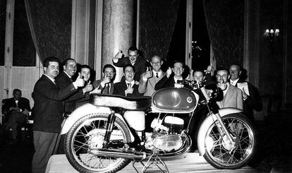 El 24 de marzo de 1959 se presentaba en el hotel Ritz de Barcelona la Tralla 101, la primera moto de la compañía.