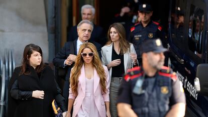 La cantante Shakira junto a sus abogados, a la salida del juicio en la Audiencia Nacional Barcelona, este lunes.