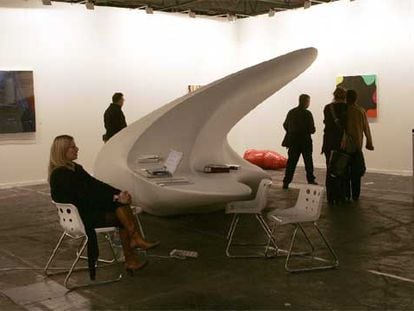Estructura multiusos de Zaha Hadid en la galería Kenny Schachter Rover, que también exhibe la escultura Z-Car de la famosa arquitecta.