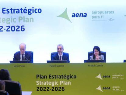 Elpresidente de Aena, Maurici Lucena, en el centro de la mesa durante la presentación del plan estratégico.