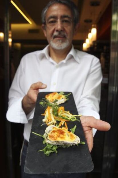 El dueño de Desengaño 13 muestra un plato de ostras con vermú.