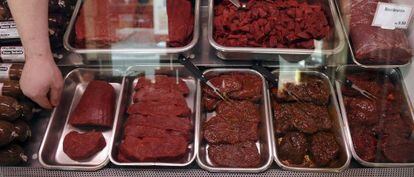 La carne de equino es más barata que la ternera porque cuesta menos criar caballos que vacas.