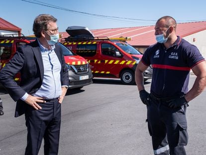 El presidente de la Xunta, este martes durante una visita al grupo de emergencias de Curtis (A Coruña).