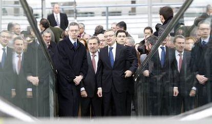 El ministro de Fomento, José Blanco, y el alcalde de Madrid, Alberto Ruiz-Gallardón suben por las escaleras de la nueva terminal de tren