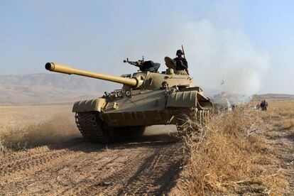 Un tanque de las fuerzas kurdas se dirige hacia el pueblo de Tiskharab, cerca de Mosul, el 20 de octubre.