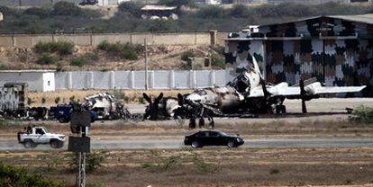 Uno de los aviones destruidos por los talibanes que atacaron la base militar de Karachi.