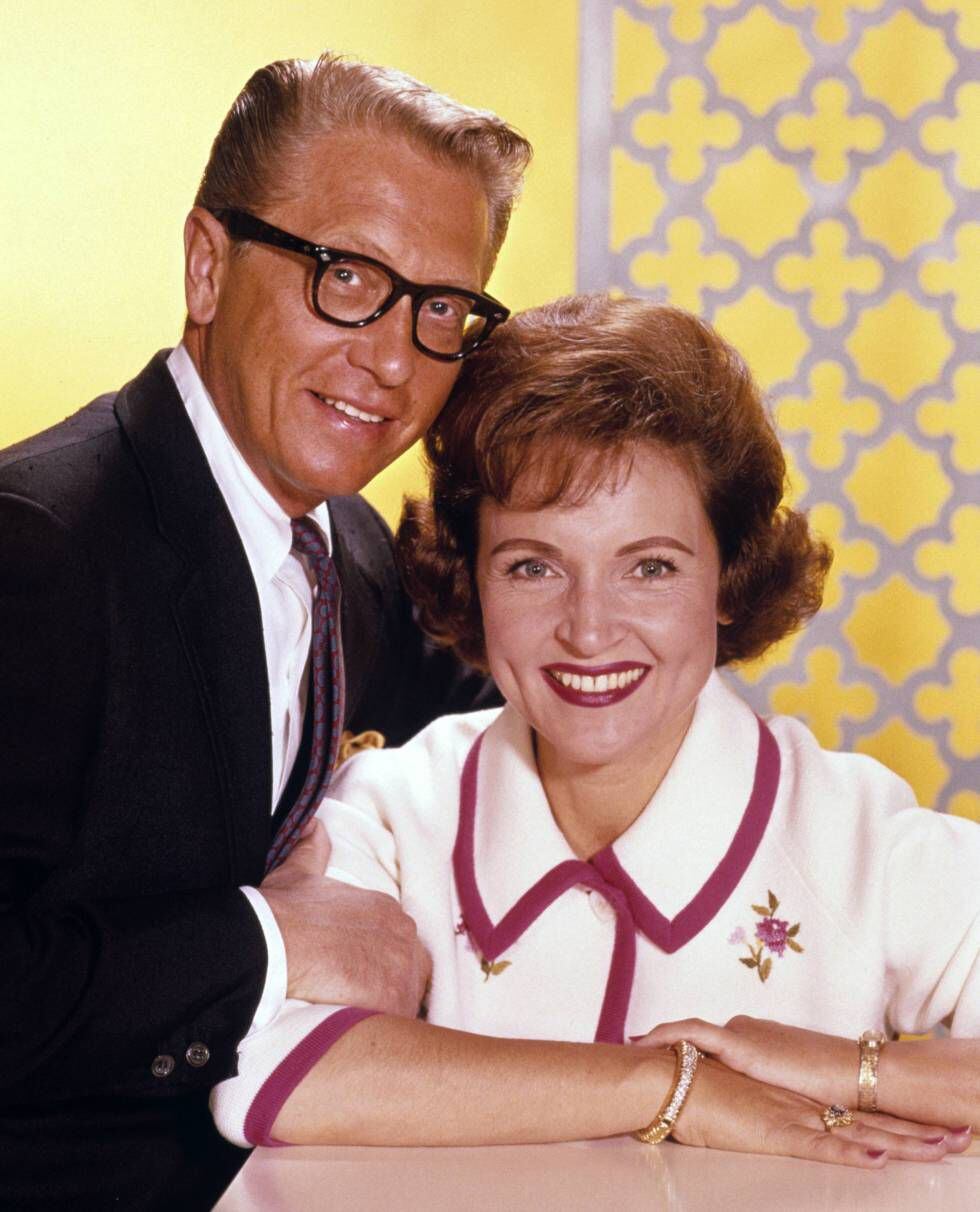 Allen Ludden y Betty White, en 1963 en el plató de 'Password'.