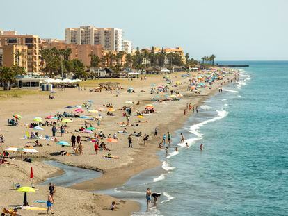 Decenas de turistas disfrutan en la playa de Salobreña (Granada), el pasado 15 de abril.