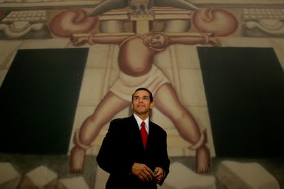 El alcalde de Los Ángeles en 2006, Antonio Villaraigosa, junto al mural 'América Tropical' de Siqueiros, trasladado y restaurado en aquella época.