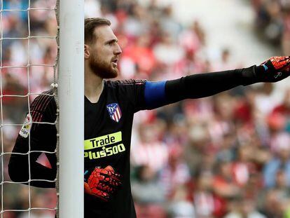 Oblak ordena una barrera durante un partido del Atlético