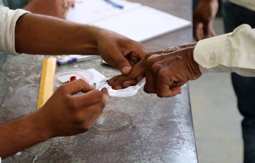Un hombre indio se marca el dedo antes de depositar su voto, este viernes en un colegio electoral en el pueblo de Shahpura, a las afueras de Jaipur (India).