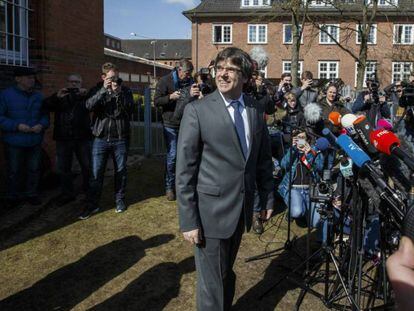 Carles Puigdemont saliendo de la cárcel de Neumuenster, en Alemania este viernes.