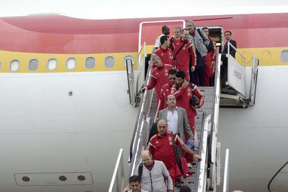 Los jugadores descienden por las escaleras del avión que les desplazó hasta Malabo.