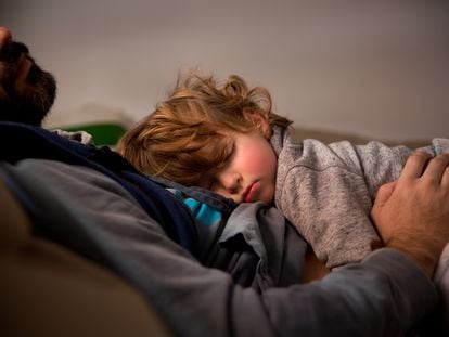 Los padres y madres deben acompañar al niño de manera sana y afectuosa, haciéndole sentir valioso.