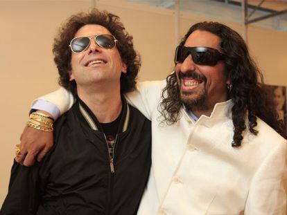 Andrés Calamaro (izquierda) y Diego El Cigala, ayer por la tarde en la Feria del Libro de Madrid.