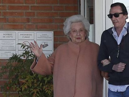 La Infanta Pilar de Borbón y su hijo Fernando Gomez Acebo a la salida de la Clinica Ruber de Madrid, este viernes. 