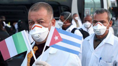 Médicos cubanos llegan al aeropuerto de Milán para ayudar en las tareas sanitarias