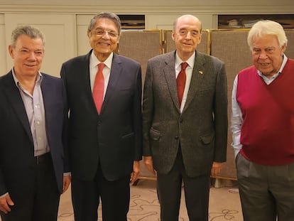 El expresidente colombiano Juan Manuel Santos, el escritor nicaraguense Sergio Ramírez, el canciller Álvaro Leyva y el expresidente de España Felipe González.