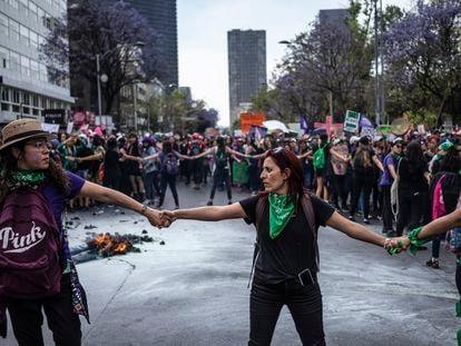 Manifestantes protestan en Ciudad de México por el Día Internacional de la Mujer, el 8 de marzo de 2020.