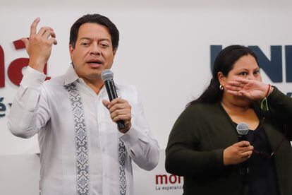 Mario Delgado y Citlalli Hernández durante una conferencia de prensa en 2022.