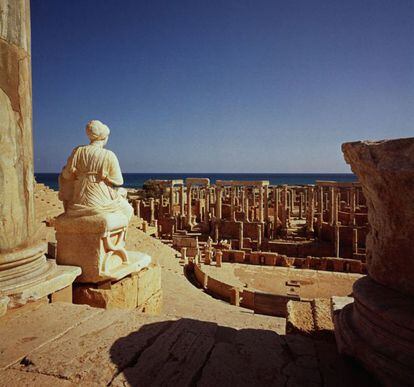 Vistas al Mediterráneo desde la antigua ciudad de Leptis Magna, en Libia.