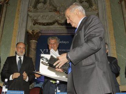 El expresidente del Tribunal Constitucional, Miguel Rodr&iacute;guez-Pi&ntilde;ero, tras recibir el XIX Premio Pelayo.