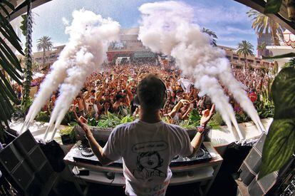 El DJ David Guetta, en plena actuación en el Encore Beach Club del hotel Wynn de Las Vegas.