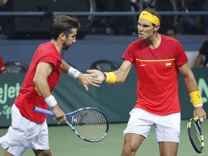 Marc L&oacute;pez y Nadal se felicitan tras un punto.