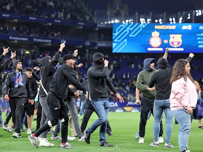 Aficionados del Espanyol invadían el sábado el terreno de juego, tras el derbi ante el Barcelona.