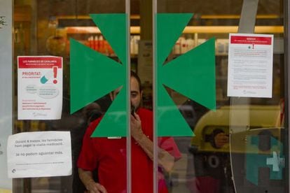 Carteles de protesta en una farmacia barcelonesa.